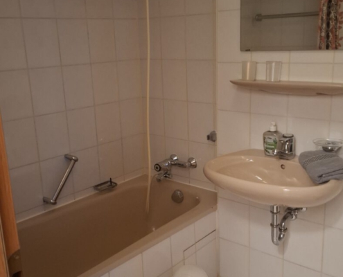 Bad mit Duschbadewanne
