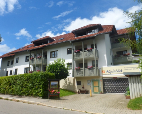 Haus mit Garageneinfahrt